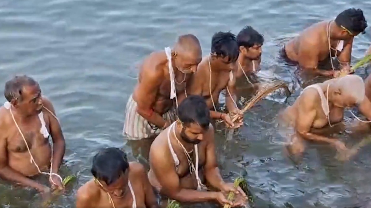 Pitru Paksha 2025: চলছে পির্তৃপক্ষ, পূর্ব পুরুষকে জলদান করবেন কিন্তু এই জিনিসগুলি ভুলেও কিনবেন না, অসন্তুষ্ট হন পূর্বজরা
