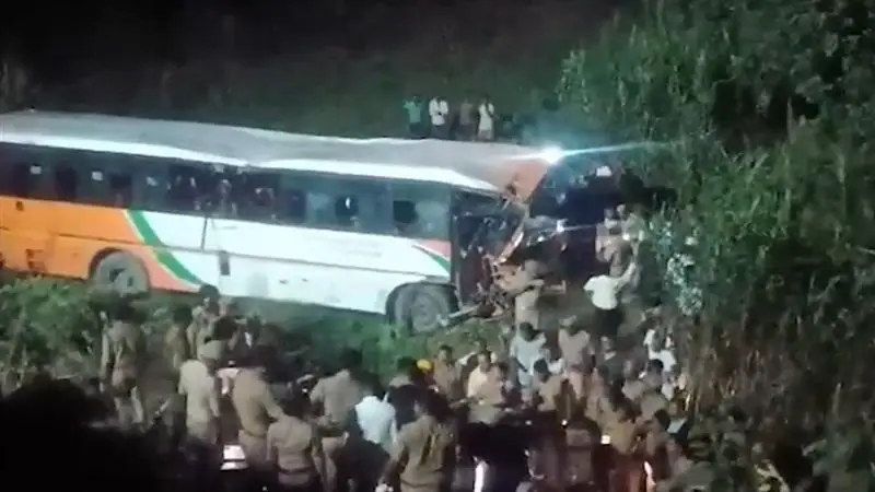 Lucknow Bus Accident: লখনউয়ের কাকোরিতে নিয়ন্ত্রণ হারিয়ে খাদে বাস; মৃত পাঁচ, আহত ১৯