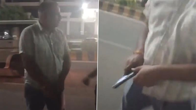 Shocking Video: তরুণীকে অর্থের প্রলোভন, গাড়িতে উঠতে না চাইলে বন্দুক বের করে ভয় দেখানো হল, অভিযুক্তের পরিচয় জানলে থমকে যাবেন, দেখুন ভিডিয়ো