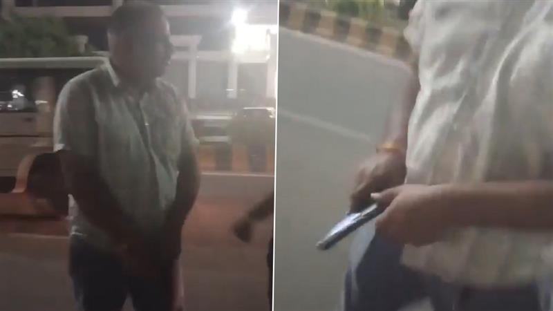 Shocking Video: তরুণীকে অর্থের প্রলোভন, গাড়িতে উঠতে না চাইলে বন্দুক বের করে ভয় দেখানো হল, অভিযুক্তের পরিচয় জানলে থমকে যাবেন, দেখুন ভিডিয়ো