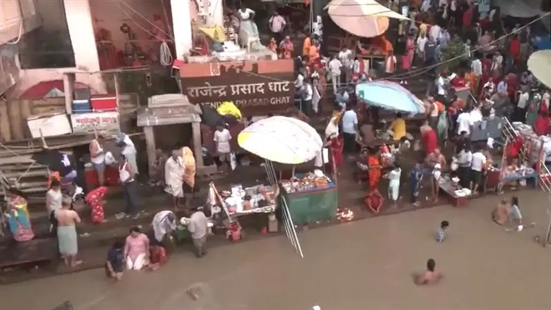 Lunar Eclipse: চন্দ্রগ্রহণ মিটতেই বারাণসীতে গঙ্গাস্নানের হিড়িক, দেখুন ভিডিয়ো