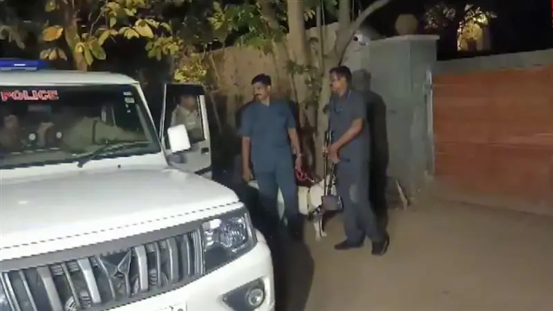 Karur Stampede: কারুরে পদপিষ্টের ঘটনার পর অভিনেতা বিজয়ের বাড়িতে বোমা হামলার হুমকি,তদন্ত শুরু পুলিশের