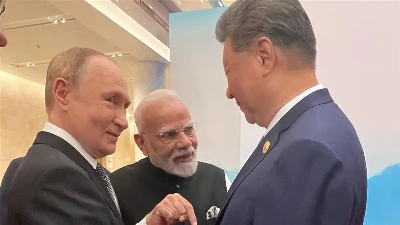 Modi-Putin-Xi In SCO: ট্রাম্পকে চ্যালেঞ্জ ছুঁড়ে ৩ শক্তিধর দেশ একসঙ্গে, মোদী-পুতিন-শি-এর ছবি দেখে আমেরিকানদের শিরদাঁড়ায় 'ঠাণ্ডা স্রোত বইছে', বলছে মার্কিন মিডিয়া