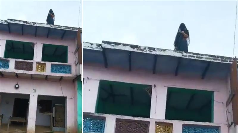 Woman Harassed For Dowry Video: পণের দাবিতে অত্যাচার, বাচ্চাদের মা মা করে কান্নার মাঝেই গৃহবধূর 'মারণ' ঝাঁপ, বউ মুখ থুবড়ে পড়তেই লাথি, চড় স্বামী, শ্বশুরবাড়ির লোকের, দেখুন মর্মান্তিক ভিডিয়ো