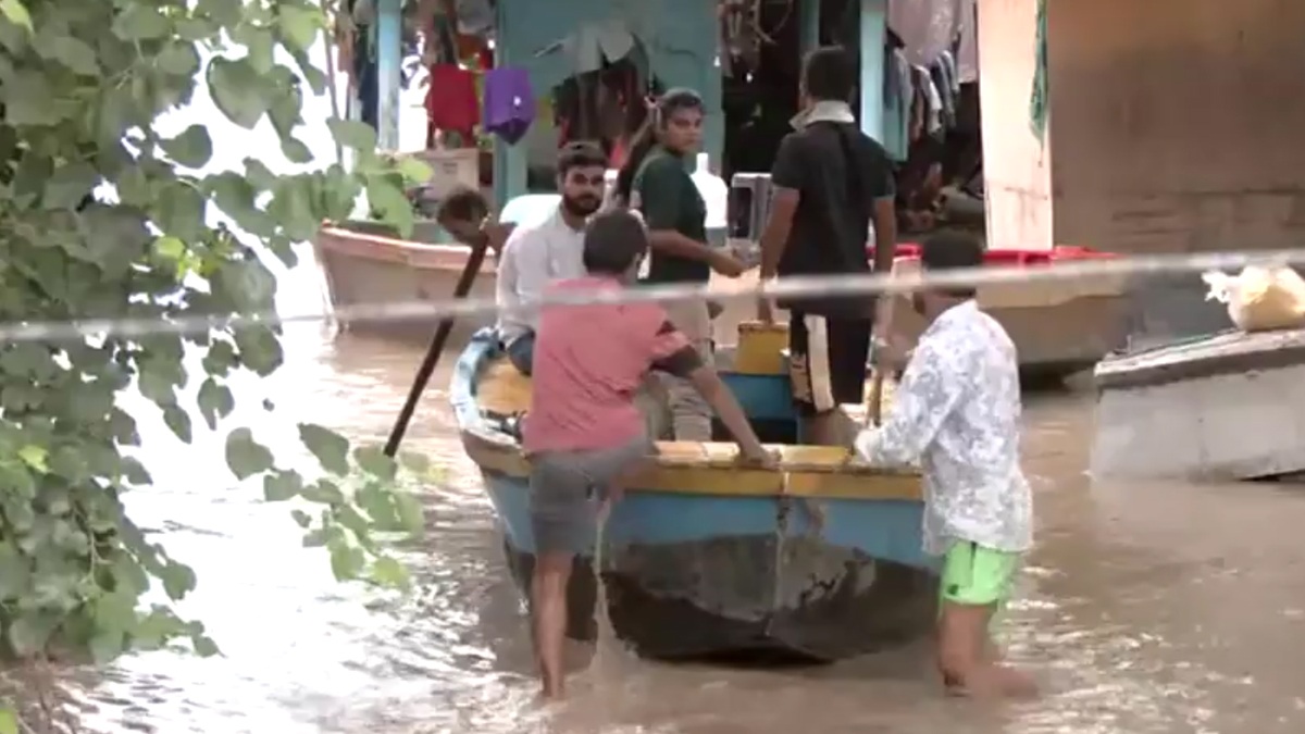 Delhi Flood Video: যমুনা নদীর জলে ভাসছে দিল্লি, দেখুন রাজধানী শহরের রাস্তায় চলছে নৌকা