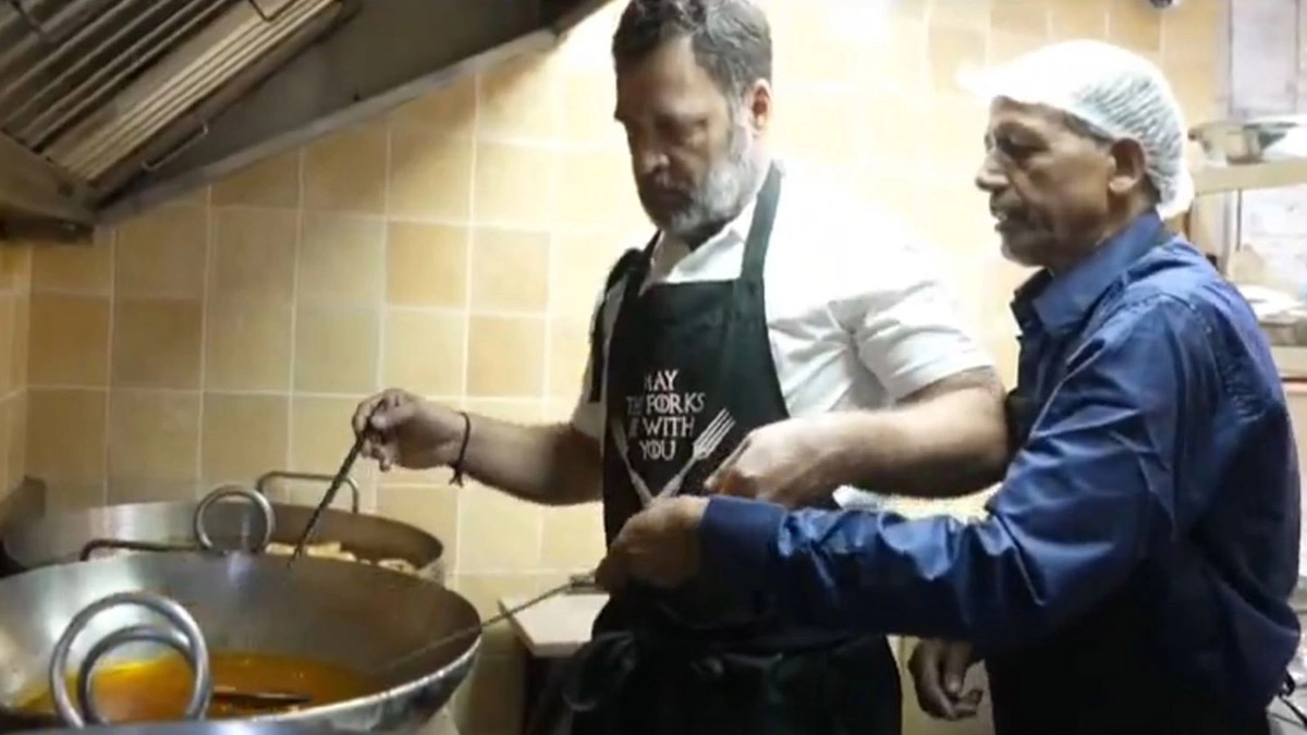 Diwali 2025: মিষ্টির দোকানে ইমারতি ও লাড্ডু বানাচ্ছেন রাহুল গান্ধী