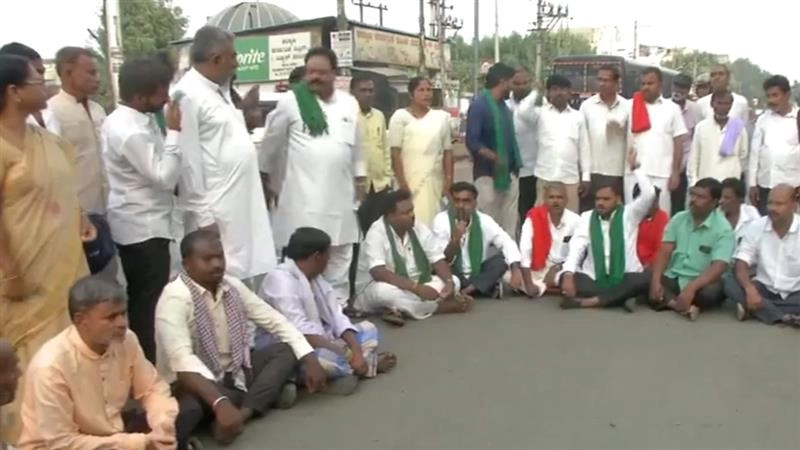 Bandh In Karnataka Kalaburagi: বিশেষ প্যাকেজ ও তিন দফা দাবিতে কালাবুরাগিতে বনধ কৃষকদের, সকাল থেকে স্তব্ধ জেলা