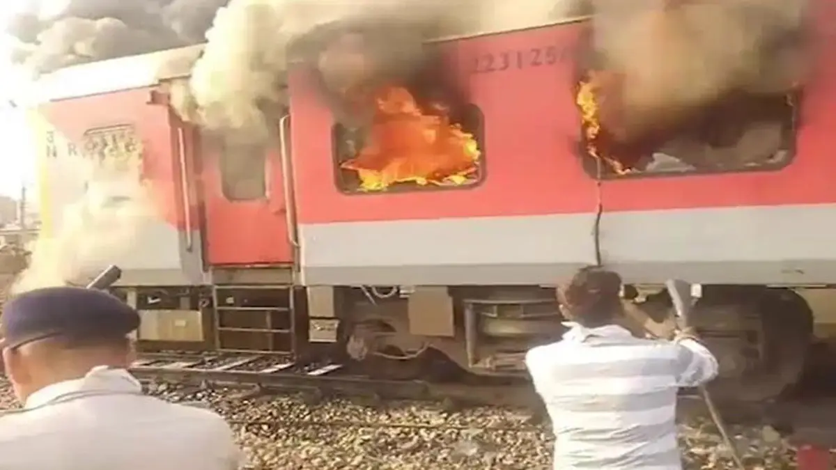 Train Catches Fire: অমৃতসর-সহস্র গরীব রথ এক্সপ্রেসে ভয়াবহ অগ্নিকাণ্ড, দেখুন ভিডিও