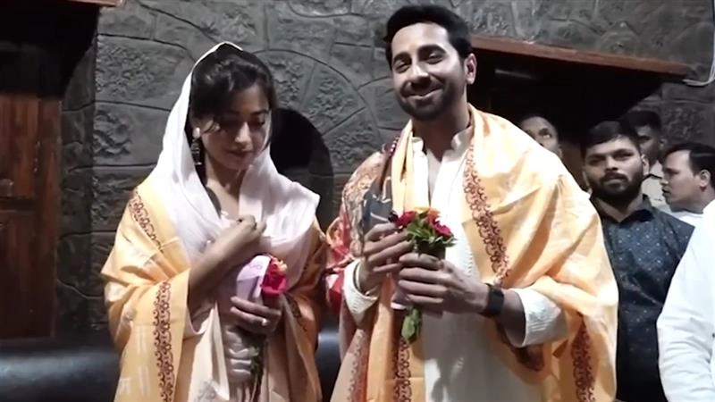 Sai Baba Temple: সাই বাবার মন্দির দর্শনে রশ্মিকা মান্দান্না ও আয়ুষ্মান খুরানা