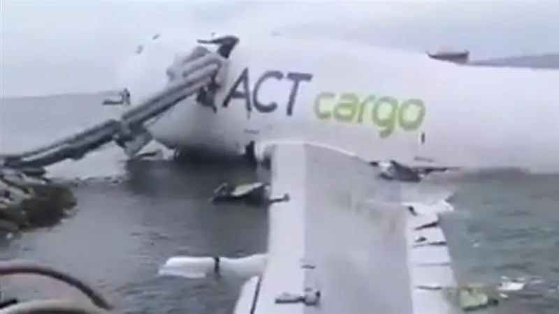 Plane Crashes: হংকংয়ে বিমান রানওয়ে থেকে ছিটকে সমুদ্রে পড়ে দুজনের মৃত্যু