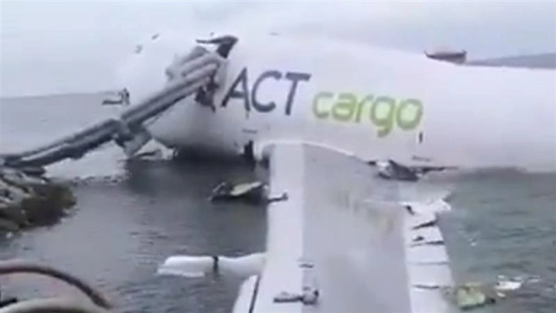 Plane Crashes: হংকংয়ে বিমান রানওয়ে থেকে ছিটকে সমুদ্রে পড়ে দুজনের মৃত্যু