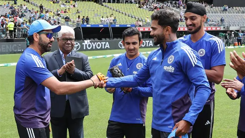 Nitish Kumar Reddy: ওয়ানডেতে অভিষেক করলেন নীতীশ কুমার রেড্ডি, রোহিতের হাত থেকে নিলেন ক্যাপ; দেখুন ছবিতে