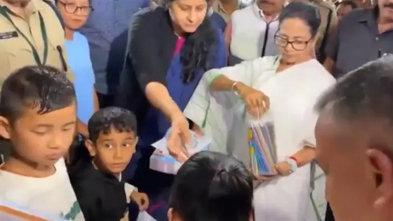 Mamata Banerjee: মিরিকে বন্যায় ক্ষতিগ্রস্তদের পরিবারের সঙ্গে দেখা করলেন মমতা বন্দ্যোপাধ্যায়