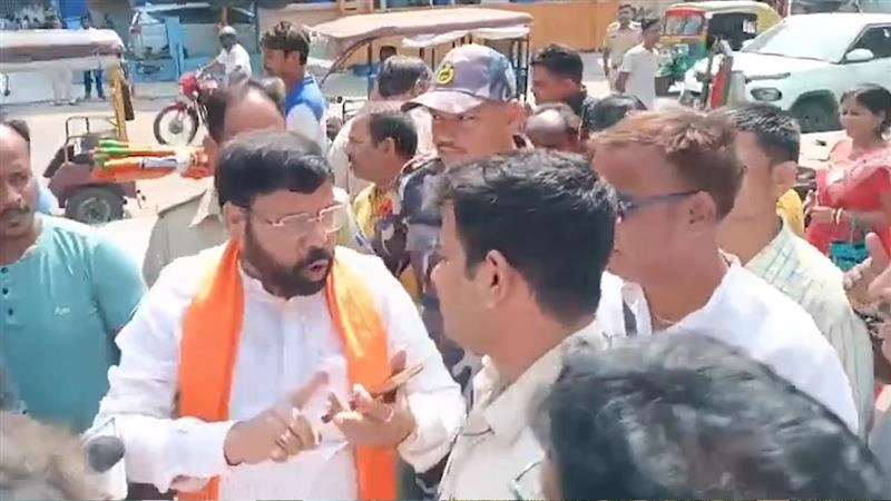 Protest: কলকাতায় বিজেপি কর্মীদের ধর্না মঞ্চ তৈরিতে পুলিশের বাধা