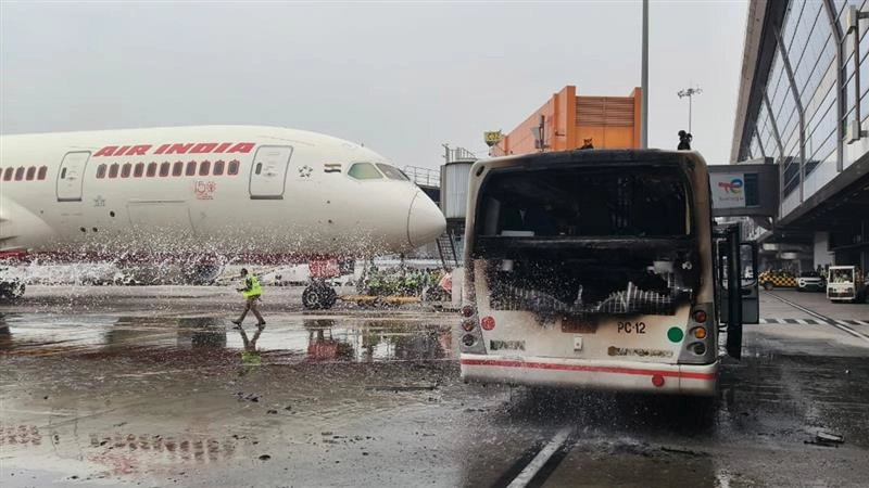 Air India Bus Caught Fire: দিল্লি বিমানবন্দরে এয়ার ইন্ডিয়ার বাসে আগুন, দেখুন ভিডিও