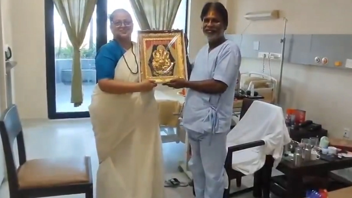 Bhai Dooj Special: দুষ্কৃতীদের হাতে আক্রান্ত বিজেপি সাংসদ খগেন মুর্মুকে ফোঁটা দিলেন শ্রীরূপা মিত্র চৌধুরী (দেখুন ভিডিও)