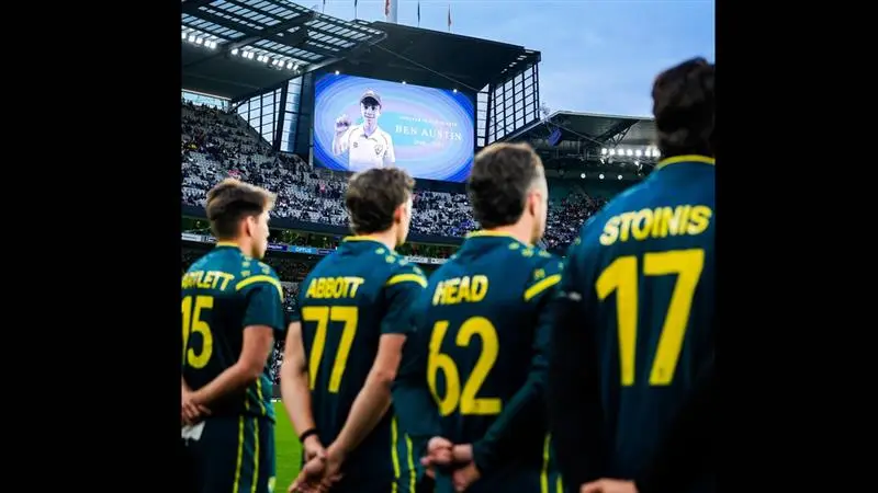 Team India in Black Armbands: কালো আর্মব্যান্ডে মেলবোর্নে মাঠে নেমেছে ভারত এবং অস্ট্রেলিয়া, নীরবতা দিয়ে করল শোক পালন