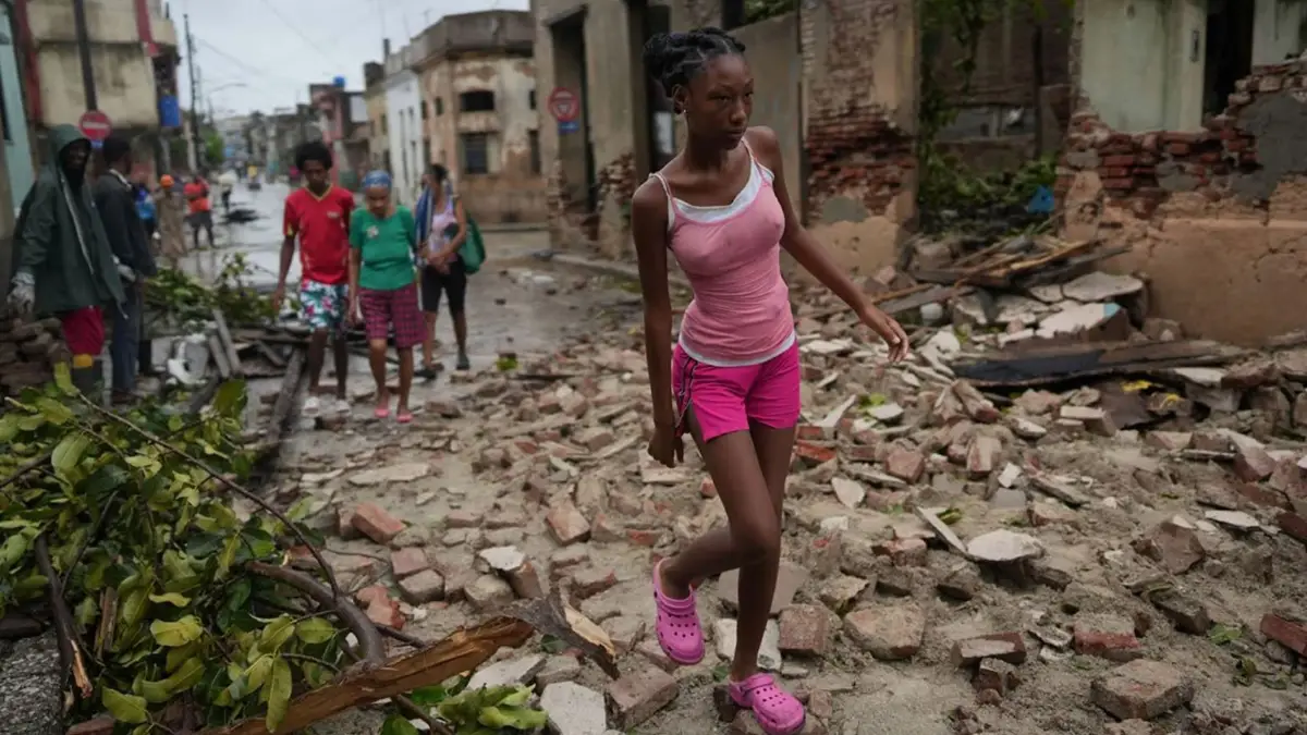 Hurricane Melissa: শতাব্দীর সবচেয়ে বিধ্বংসী ঘূর্ণিঝড় মেলিসায় বিপর্যস্ত জামাইকা, বিশ্বের বিভিন্ন প্রান্ত থেকে ত্রাণ পাঠানোর প্রচেষ্টা শুরু