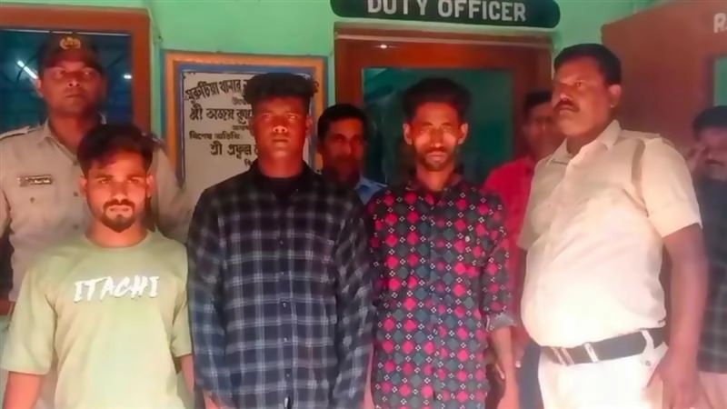 3 Bangladeshi Detained: অবৈধ অনুপ্রবেশ, লালগোলা ও নদীয়া থেকে বিএসএফ এর হাতে গ্রেফতার মোট ৬ বাংলাদেশি