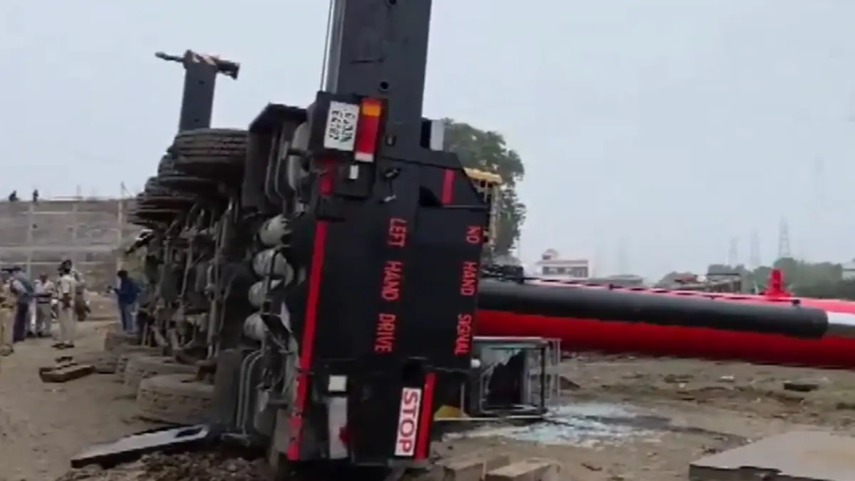Crane Collapse In Madhya Pradesh: চলন্ত ট্রাকের ওপর ক্রেন পড়ে ভয়াবহ দুর্ঘটনা, ঘটনাস্থলেই মৃত্যু ২ জনের, তদন্তে নেমেছে পুলিশ