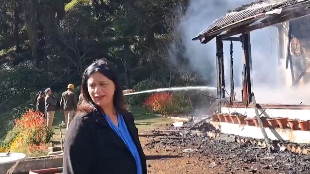 135 Year-Old Dimple Lodge: আগুনে ভস্মীভূত শিমলার ঐতিহাসিক ‘ডিম্পল লজ’, ছয়টি ইঞ্জিনের চেষ্টায় আগুন নিয়ন্ত্রণে (দেখুন ভিডিও)