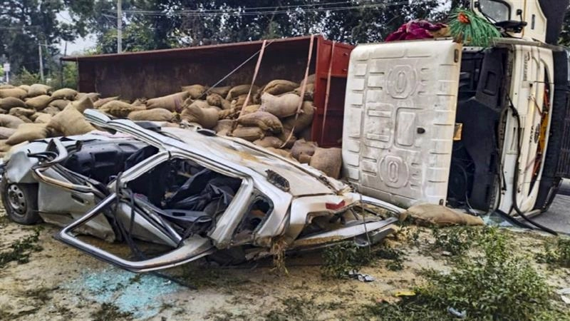 UP Accident: ধানবোঝাই ট্রাক উল্টে ২ জন নিহত