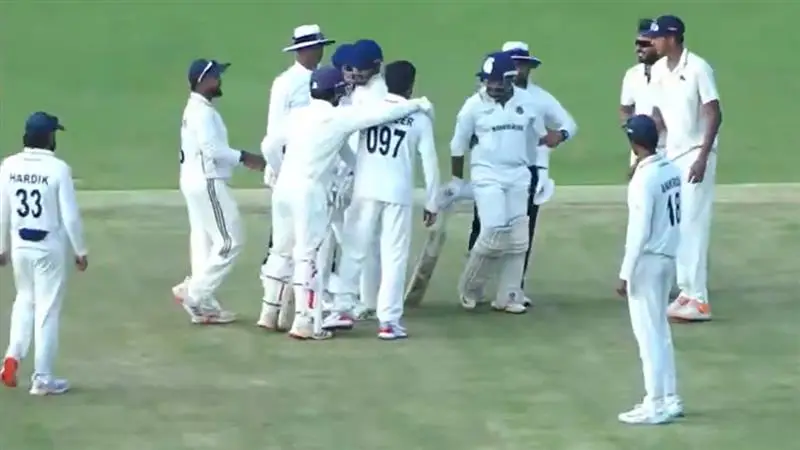 Prithvi Shaw Fight Video: রেগে গিয়ে মুশির খানকে ব্যাট দিয়ে মারতে গেলেন পৃথ্বী শ! দেখুন ভাইরাল ভিডিও