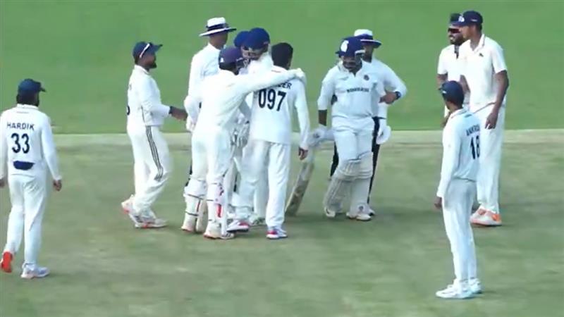 Prithvi Shaw Fight Video: রেগে গিয়ে মুশির খানকে ব্যাট দিয়ে মারতে গেলেন পৃথ্বী শ! দেখুন ভাইরাল ভিডিও