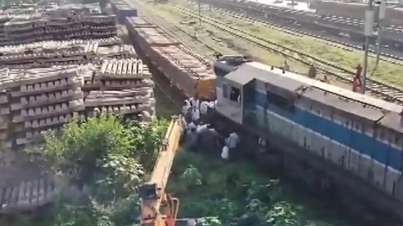 Uttar Pradesh: মালবাহী ট্রেনের ইঞ্জিন লাইনচ্যুত