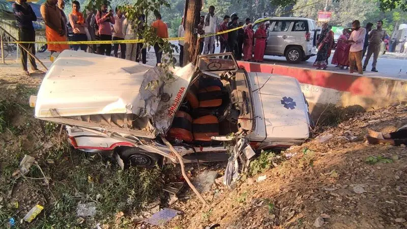 Ambulance Accident: অ্যাম্বুল্যান্সের চাকা ফেটে ভয়াবহ দুর্ঘটনা, ঘটনাস্থলে মৃত্যু অ্যাম্বুল্যান্সে থাকা এক রোগী-সহ ৫ জনের