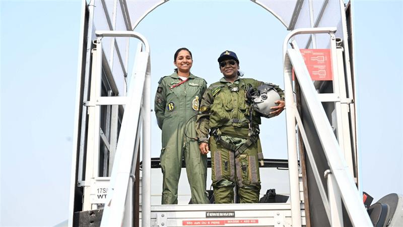 President Take A Sortie In Rafael: রাফালের সফর শেষে স্কোয়াড্রন লিডার শিবাঙ্গী সিং-এর সঙ্গে ফ্রেমবন্দী রাষ্ট্রপতি দ্রৌপদী মুর্মু, পাকিস্তানী মিডিয়ার মুখ ভোতা করে ছবি শেয়ার অমিত মালব্যের(দেখুন সেই ছবি)