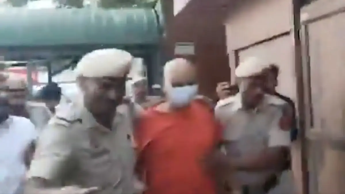 Swami Chaitanyananda: ছাত্রীদের যৌন হেনস্থার ধৃত স্বামী চৈতন্যনন্দকে হেফাজতের নির্দেশ দিল আদালত