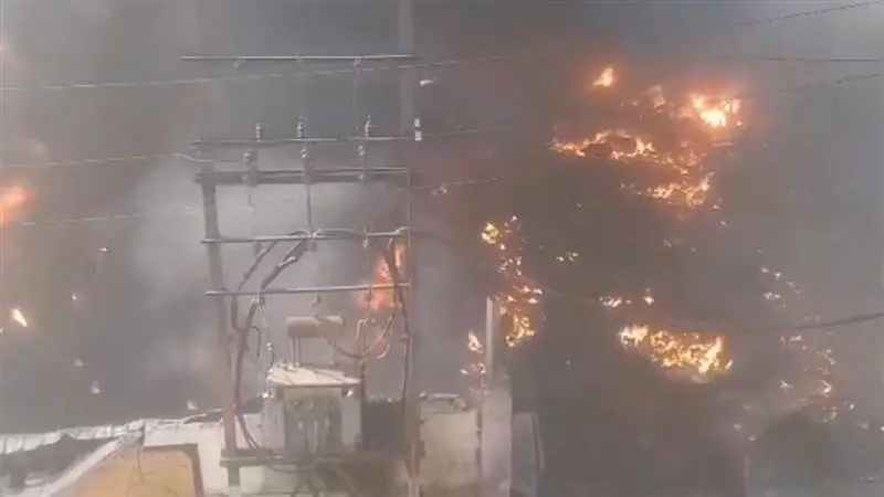 Fire Breaks Out: কালীপুজোর রাতে ঈশ্বরীপুরে ভয়াবহ অগ্নিকাণ্ড, আগুন নেভাচ্ছেন দমকলকর্মীরা