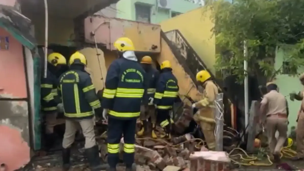 Tamil Nadu: বাড়িতে মজুত রাখা আতসবাজি ফেটে ভয়াবহ বিস্ফোরণ, দুর্ঘটনায় দ্বগ্ধ হয়ে মৃত্যু ৪ জনের, ঘটনার তদন্তে পুলিশ