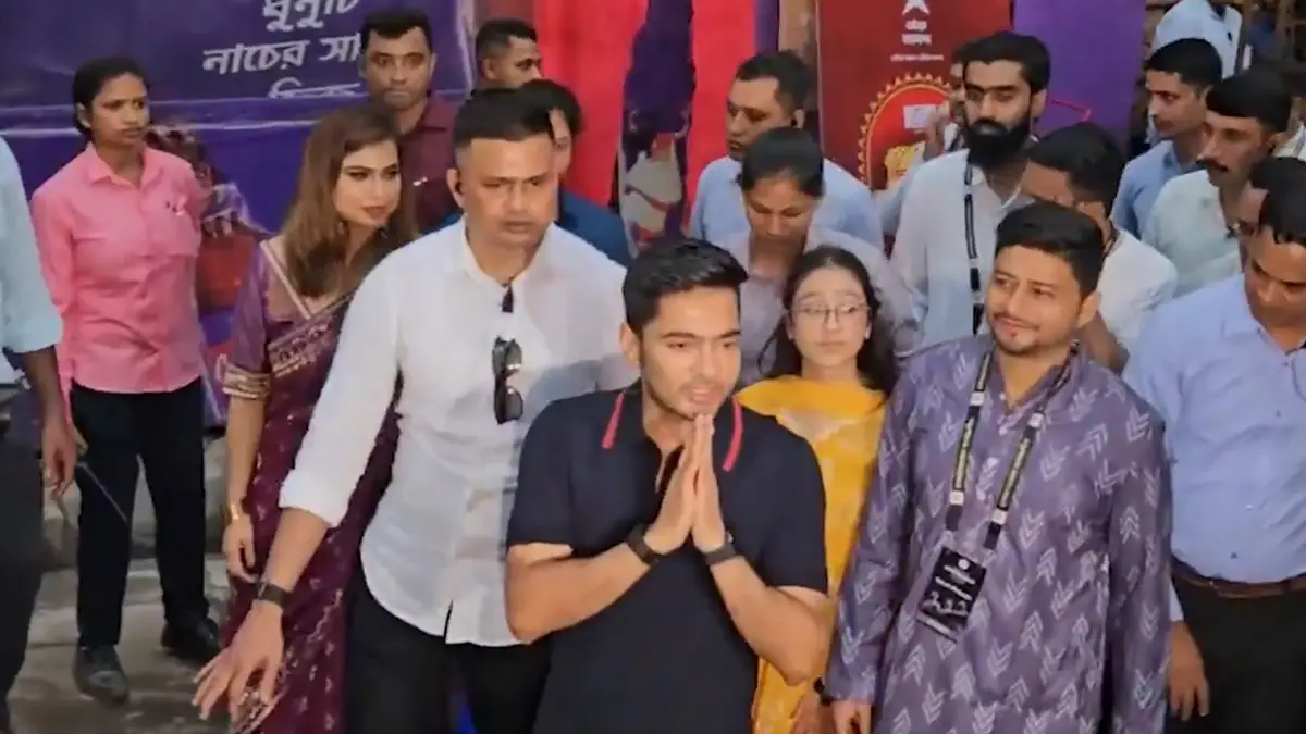 Durga Puja 2025: নবমীতে বেলা গড়াতেই দর্শনার্থীদের ভিড় শহরের রাস্তায়, চালতাবাগানে প্রতিমা দর্শনে অভিষেক বন্দ্যোপাধ্যায়