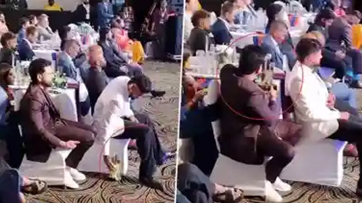 Video: শ্রেয়স-এর মেঝেতে রাখা অ্যাওয়ার্ড টেবিলে তুলে রাখলেন রোহিত শর্মা, ট্রফিকে ভালবাসার প্রকাশকে শ্রদ্ধা নেটিজেনদের