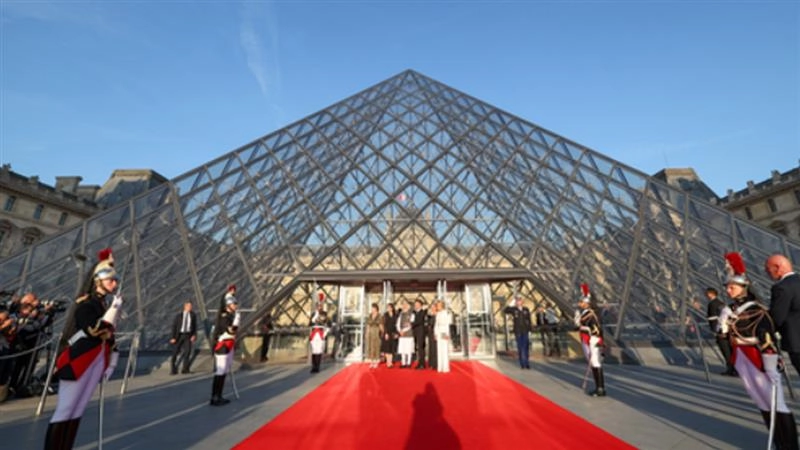 Paris Museum: প্যারিসের মিউজিয়াম থেকে কোটি কোটি টাকার রাজকীয় গহনা ও মূল্যবান রত্ন লুট