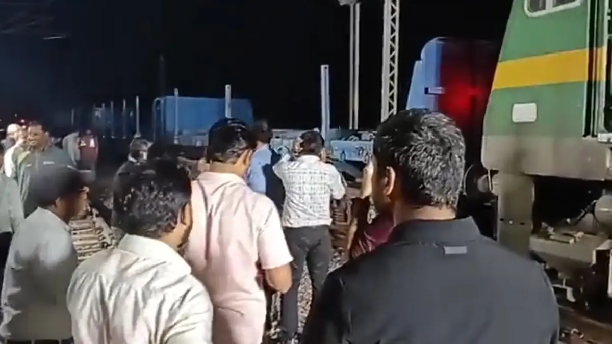 Freight Train Derails: মালবাহী ট্রেন লাইনচ্যুত, ব্যস্ত দিল্লি-হাওড়া রুটে ট্রেন চলাচল ব্যাহত