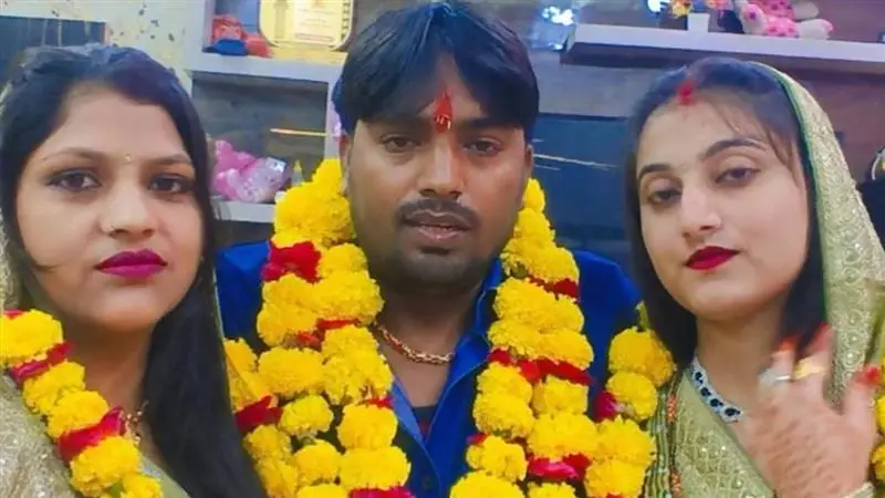 Karwa Chauth with Two Wives: দুই স্ত্রীর সঙ্গে করবৌ চৌথ পালন তাজমহলের বাসিন্দা স্বামীর