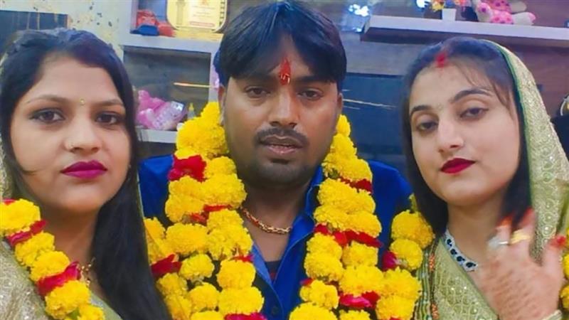 Karwa Chauth with Two Wives: দুই স্ত্রীর সঙ্গে করবৌ চৌথ পালন তাজমহলের বাসিন্দা স্বামীর
