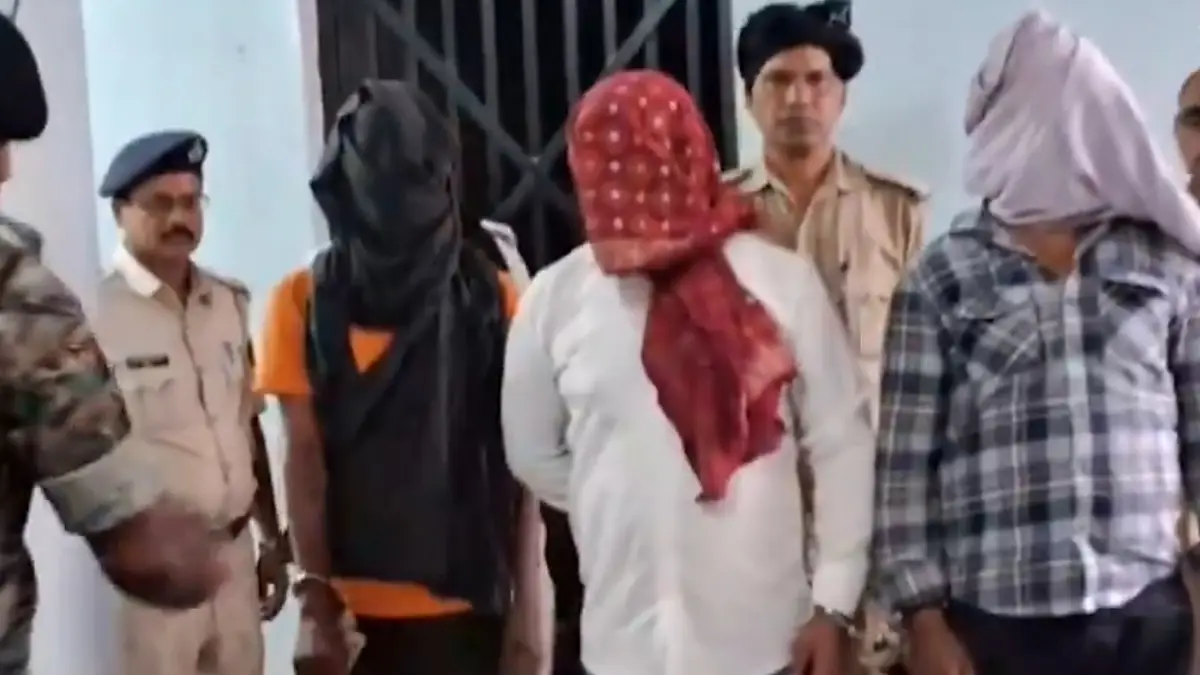 Bihar: কাইমুরে বিভিন্ন জায়গায় তল্লাশি অভিযান চালিয়ে উদ্ধার নিষিদ্ধ মাদক, আগ্নেয়াস্ত্র, গ্রেফতার ৩ অভিযুক্ত