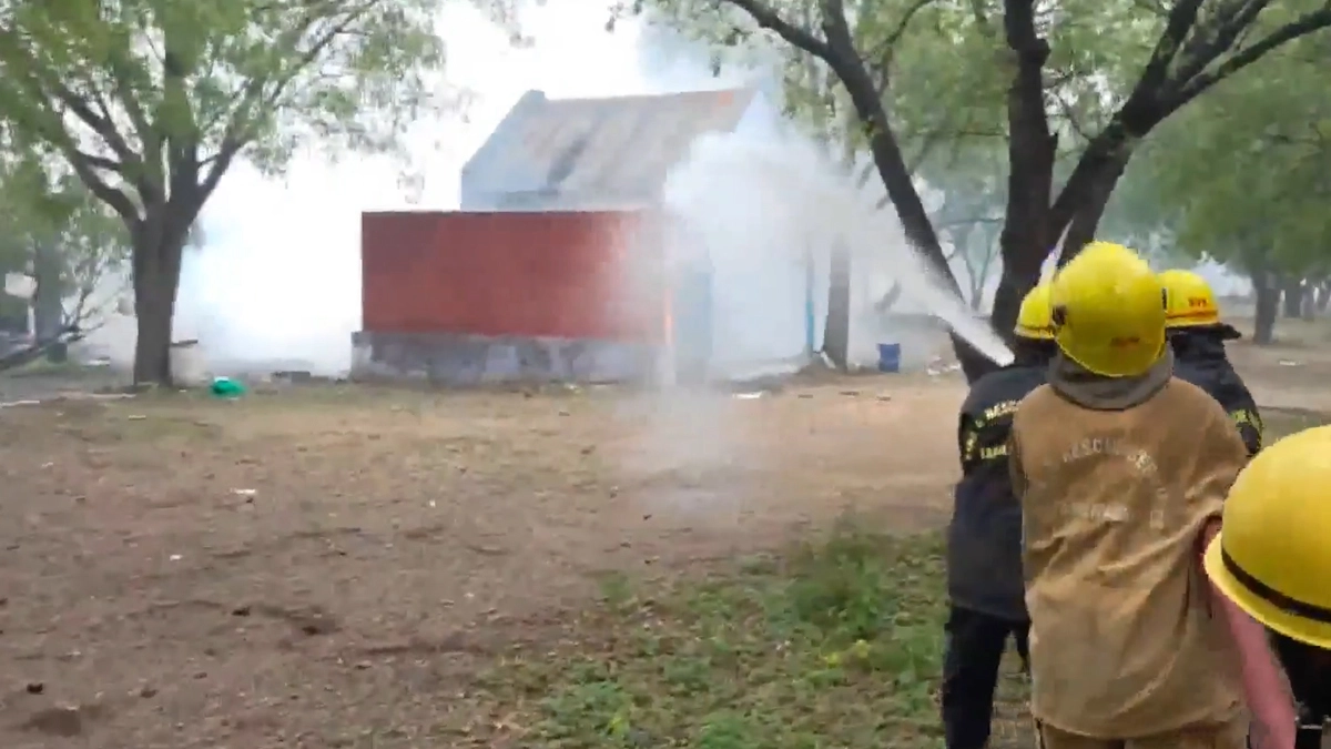 Tamil Nadu Fire: তামিলনাড়ুতে বাজি কারখানায় লাগল আগুন, পরিস্থিতি নিয়ন্ত্রণে আনে দমকল বাহিনী, দেখুন ভিডিয়ো