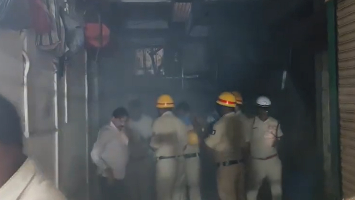 Karnataka Fire: হুব্বালির বহুতলে ভয়ঙ্কর অগ্নিকাণ্ড, পুড়ে ছাঁই একাধিক জিনিসপত্র, ঘটনাস্থলে দমকল বাহিনী, দেখুন ভিডিয়ো