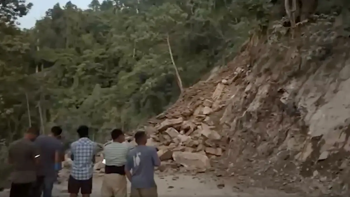 Darjeeling Landslide: দার্জিলিংয়ে ফের ভূমিধস, ধসে নেমে ক্ষতিগ্রস্থ বাংলা-সিকিমের লাইফলাইন, স্তব্ধ যান চলাচল