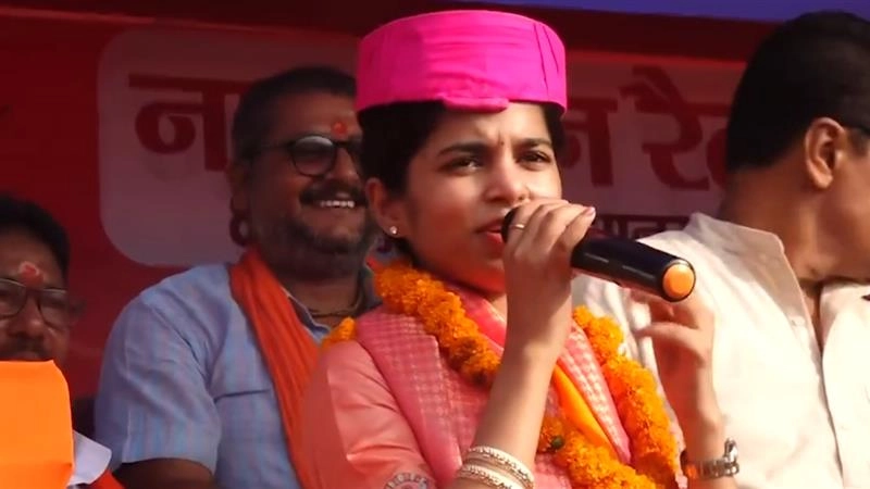 Maithili Thakur: জনসভায় 'ছট' গান গেয়ে জনগণকে মুগ্ধ করলেন বিজেপির প্রার্থী মৈথিলী ঠাকুর