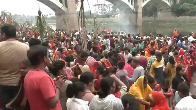 Chhath Puja 2025: ছট পূজার শেষ দিনে বারাণসী ঘাটে সূর্যকে ঊষা অর্ঘ্য প্রদান, দেখুন ভিডিও