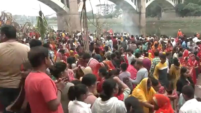 Chhath Puja 2025: ছট পূজার শেষ দিনে বারাণসী ঘাটে সূর্যকে ঊষা অর্ঘ্য প্রদান, দেখুন ভিডিও