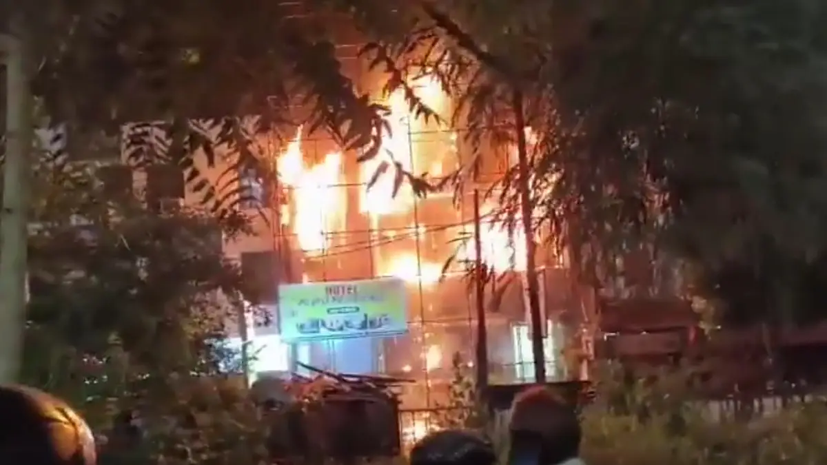 Ghaziabad Fire: গাজিয়াবাদের ওয়ো হোটেলে বিধ্বংসী অগ্নিকাণ্ড, ঘটনাস্থলে দমকল বাহিনী, দেখুন ভিডিয়ো