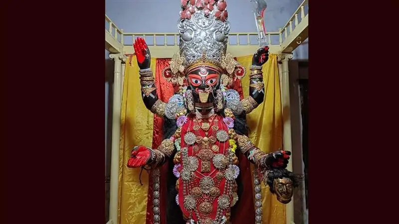 400 Year Old Pramanik Bari Kali Puja: ৪০০ বছরের পুরনো প্রামাণিক বাড়ির কালীপুজো, আজও গভীর রাতে ঠাকুর দালানে কান পাতলে নাকি শুনতে পাওয়া যায় অলৌকিক নূপুরের শব্দ!