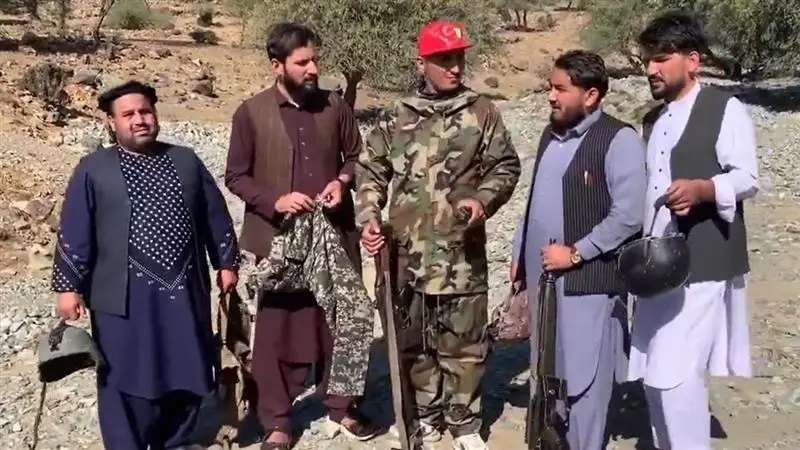 Pakistan-Afghanistan Clash: পাক সেনার পোশাক খুলে নিল তালিবান, দেখুন ভিডিয়ো